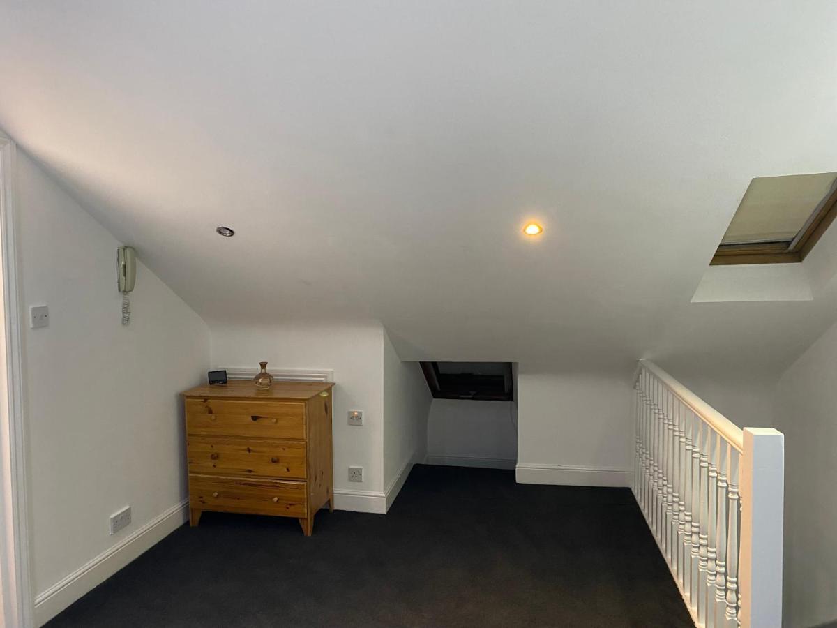 Studio Flat Hatch End Extérieur photo