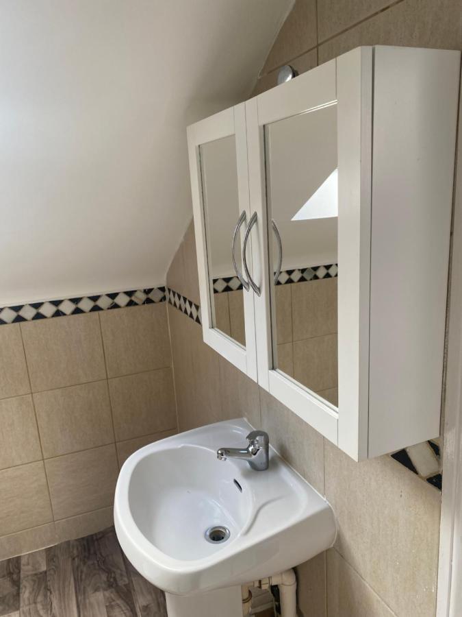 Studio Flat Hatch End Extérieur photo