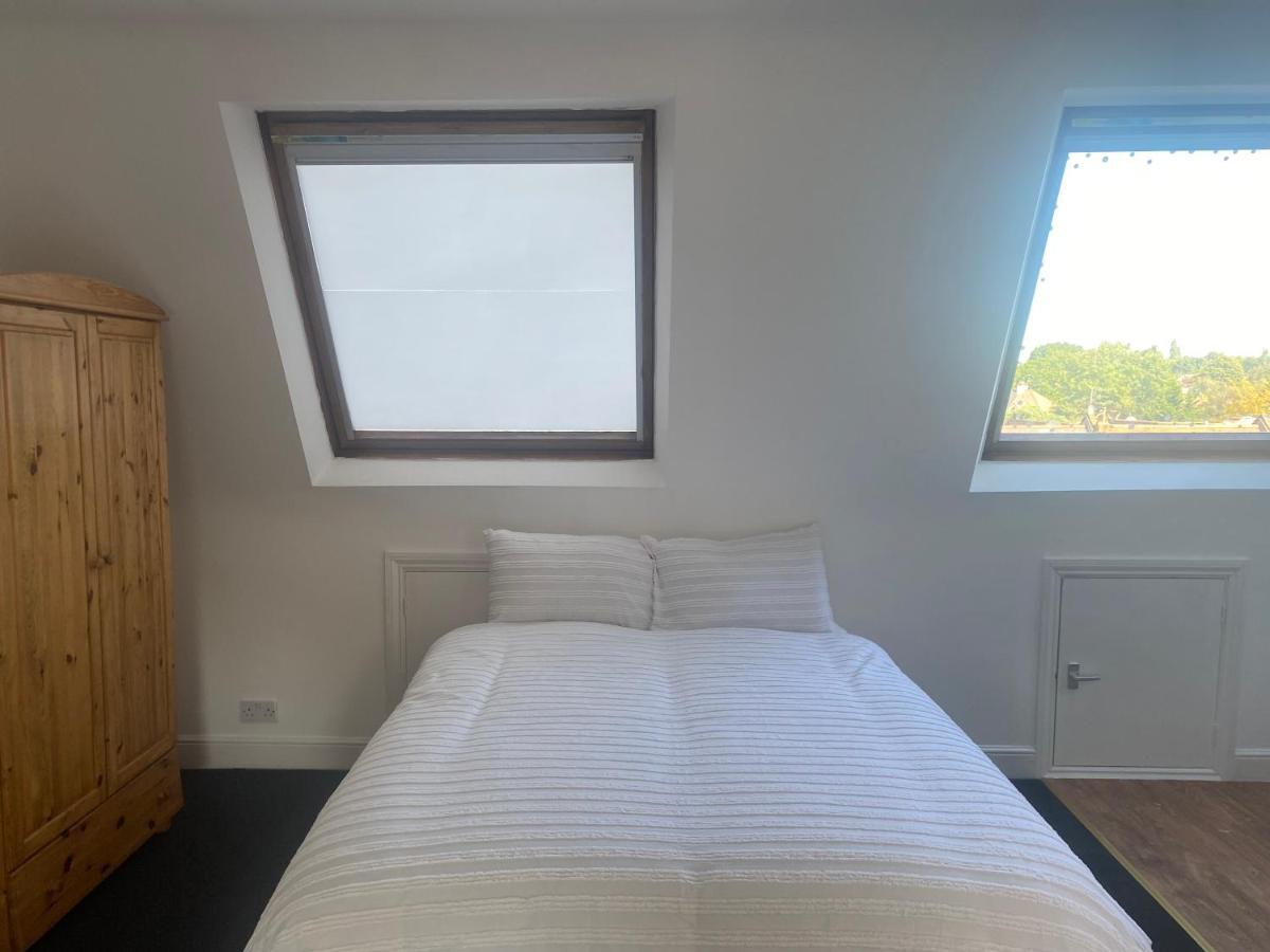 Studio Flat Hatch End Extérieur photo